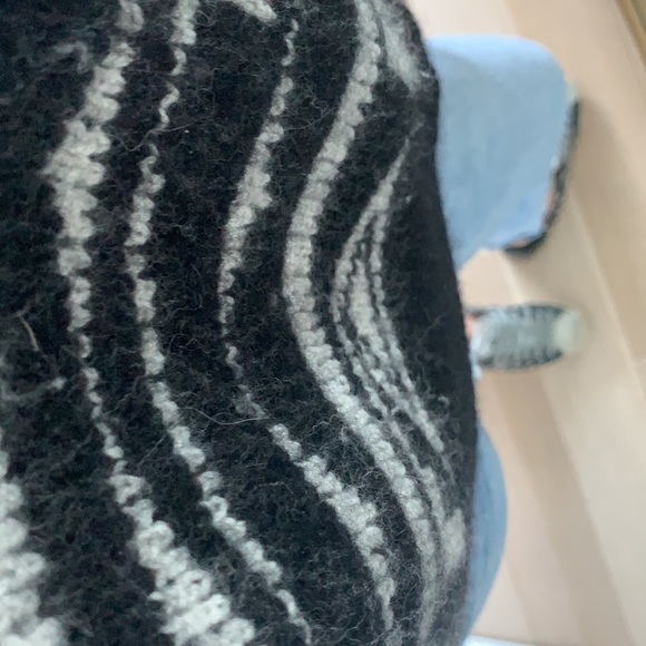 Gorgeous Elle Sasson Sweater - Picture 4 of 12